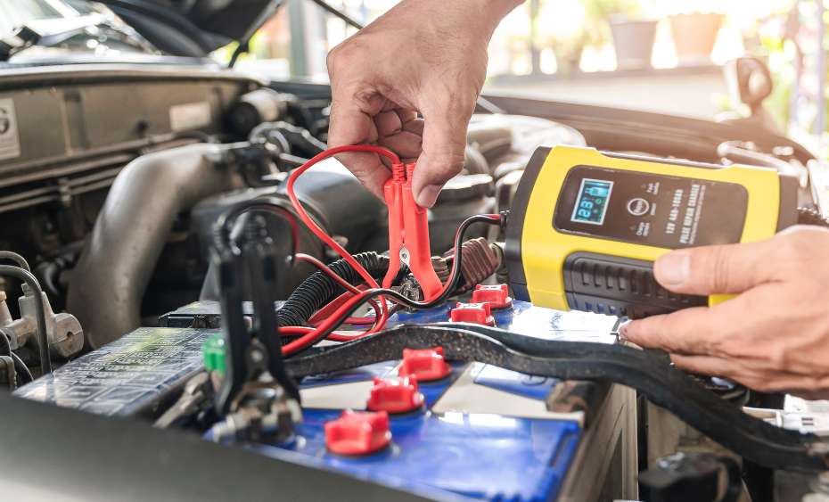 Pourquoi Investir dans un Bon Chargeur de Batterie pour Voiture?